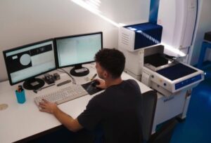 Micro-taglio a getto d’acqua come WatAJet lavora pezzi “impossibili” con la macchina di misura Quick Vision Apex di Mitutoyo, dal Politecnico di Milano