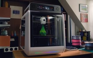 TOP.E R1 una stampante 3D FFF chiusa, grande e con piano inclinabile a 5 assi
