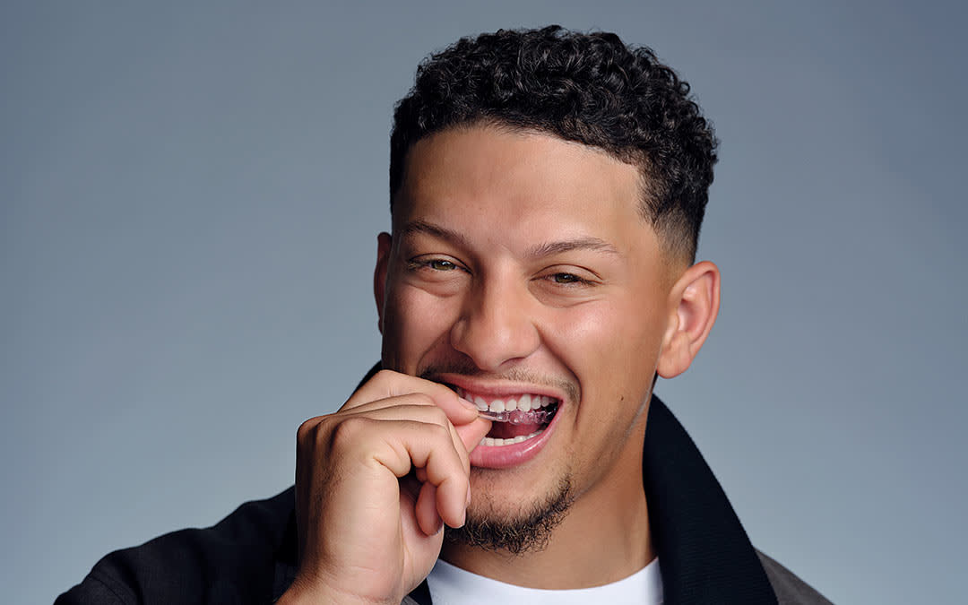 Patrick Mahomes, quarterback stella dei Kansas City Chiefs, indossa già Invisalign. Immagine per gentile concessione di Align Technology.